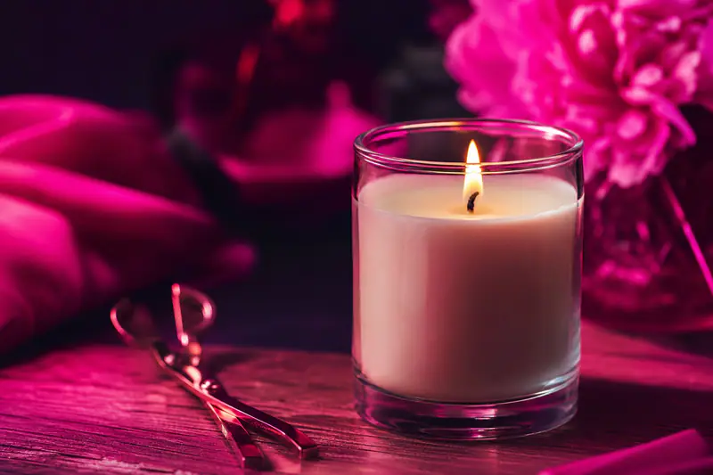 Bougie parfumée allumée avec une mèche fraîchement taillée