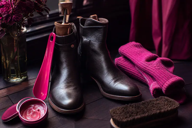 Bottines en cuir neuves avec embauchoir en bois et chaussettes de laine roses