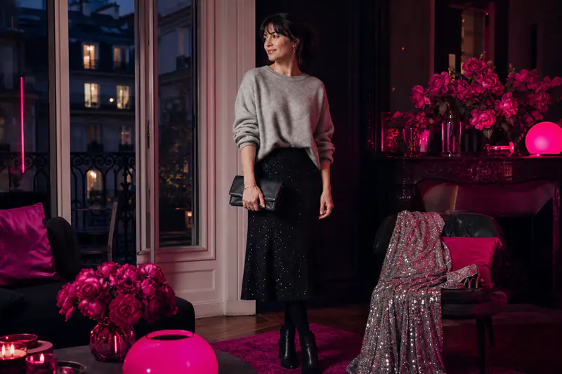 Femme portant une jupe à micro-sequins avec pull gris mat