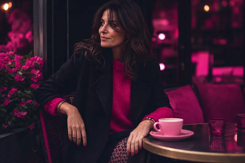 Femme portant une jupe léopard avec pull écru et manteau noir