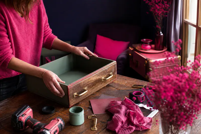 Tiroir ancien recyclé en étagère dans un atelier déco lumineux d’automne