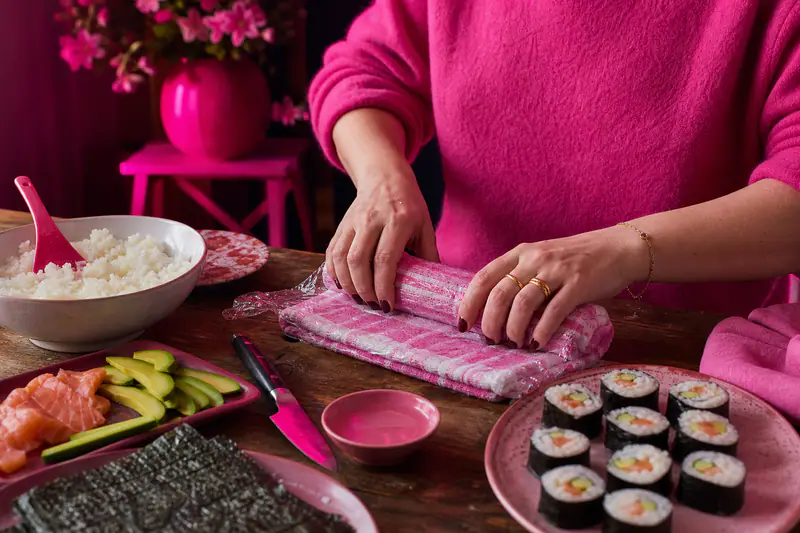 Préparation de makis maison avec torchon filmé à la place d’un tapis