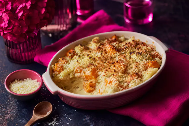 Gratin léger de légumes d’automne, crémeux et doré dans un plat en céramique