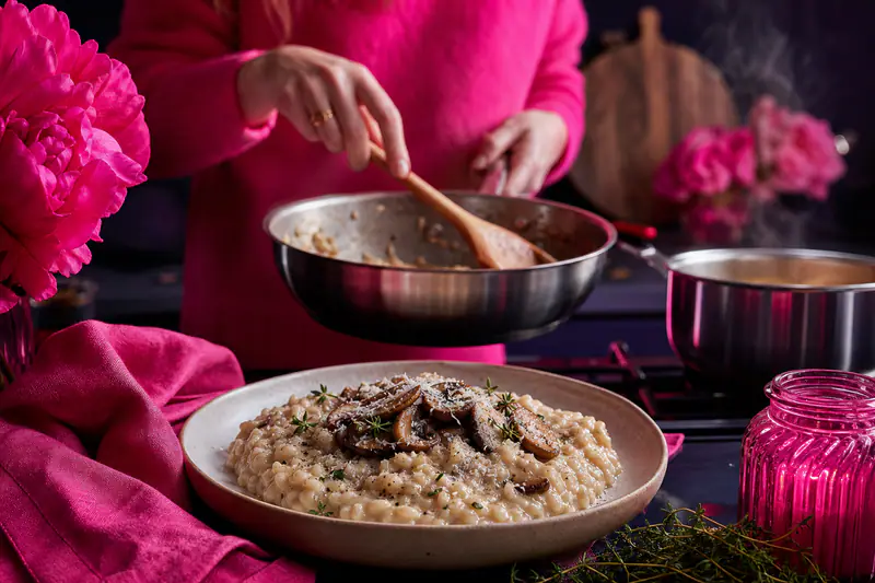 Risotto crémeux aux champignons servi chaud dans une assiette blanche