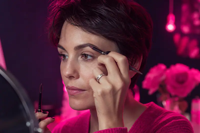 Femme dessinant des poils réalistes avec un crayon à sourcils fin
