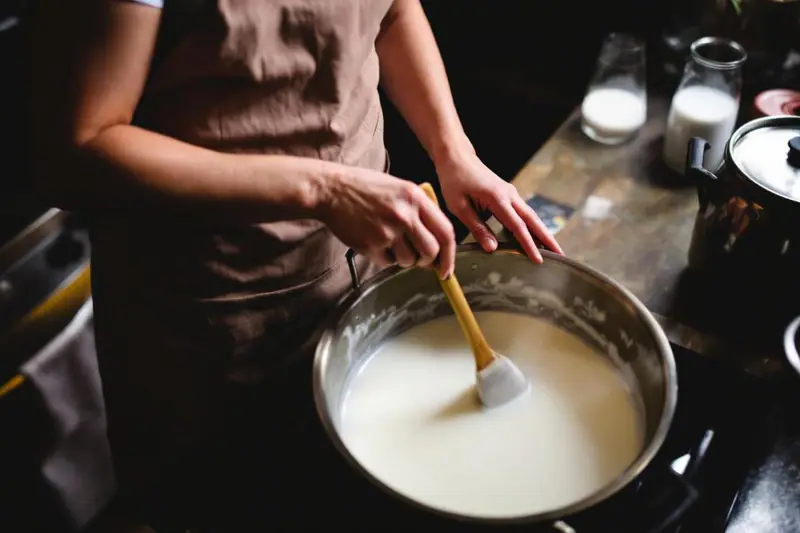 Fromage frais maison égoutté dans une étamine avec citron et ciboulette.