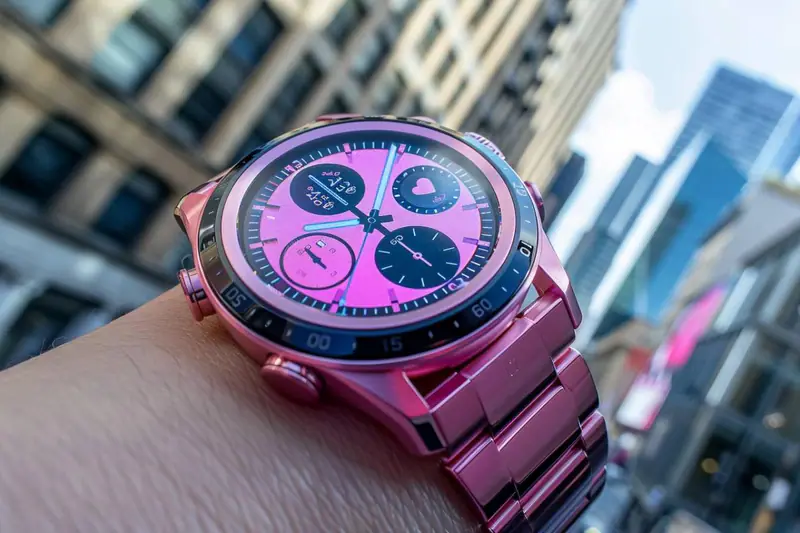 Montres connectées posées près d’un smartphone et d’équipements de sport automnaux