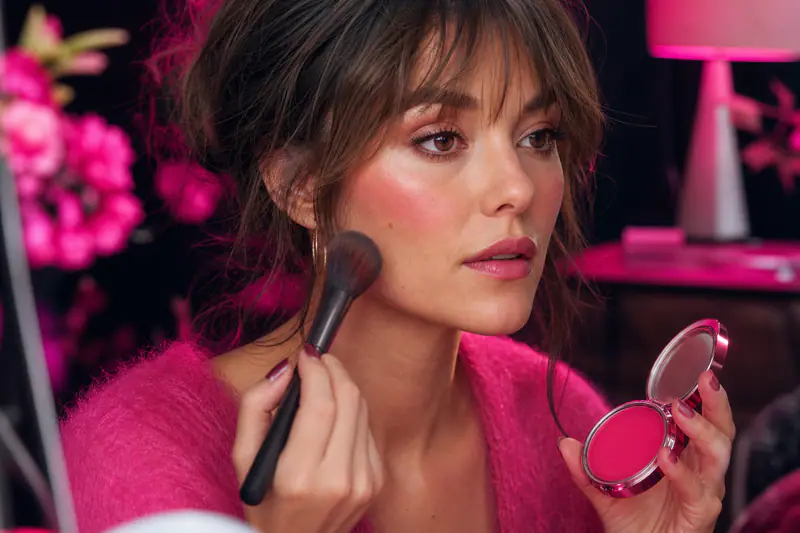 Comparaison réaliste d’un blush crème et d’un blush poudre sur les joues.