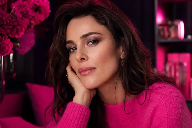 Gros plan d’un smoky eye taupe et prune au fini lumineux
