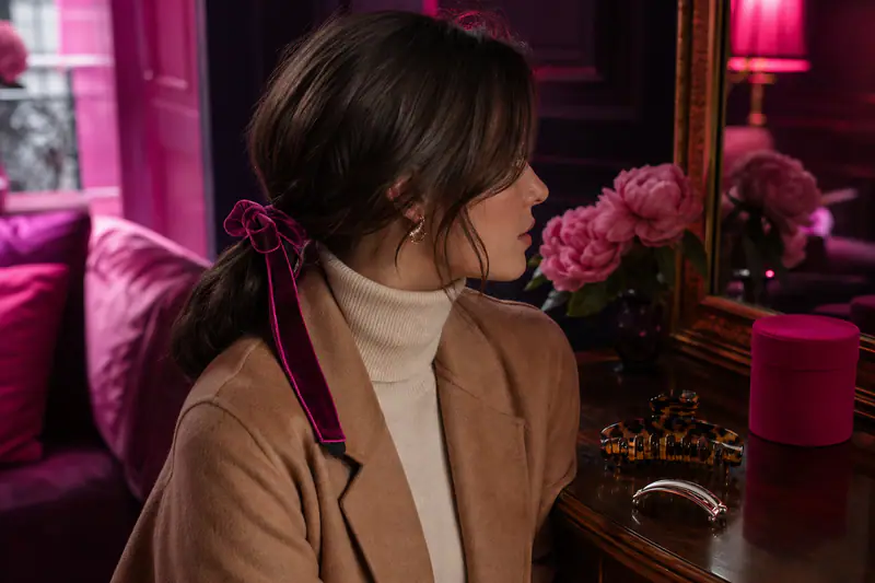 Ruban bordeaux, pince écaille et barrette argentée sur coiffure d’hiver