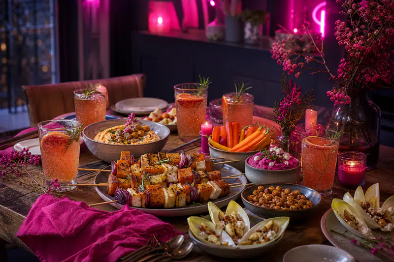 Table d’apéro healthy d’hiver avec dips, légumes rôtis et boissons pétillantes