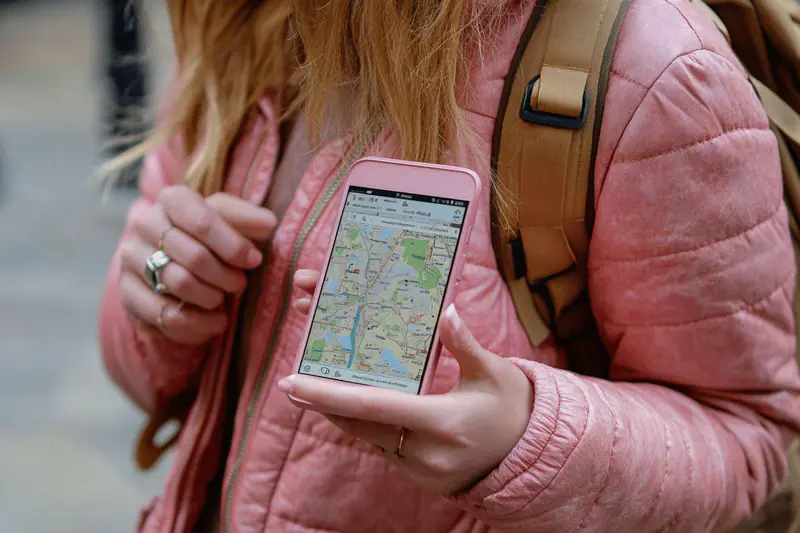 Voyageuse réglant une eSIM sur son téléphone à l’aéroport