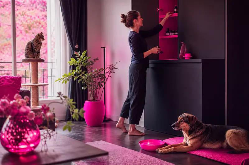 Femme rangeant des huiles essentielles loin de son chat et de son chien