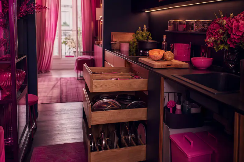 Cuisine compacte organisée avec tiroirs, plan de travail libre et rangements pratiques