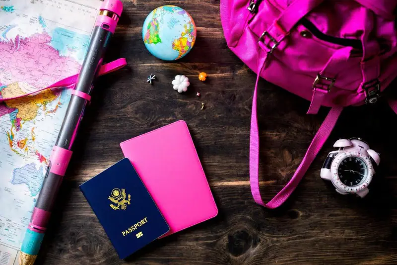 Voyageuse préparant son rythme avant un long vol avec changement de fuseau horaire