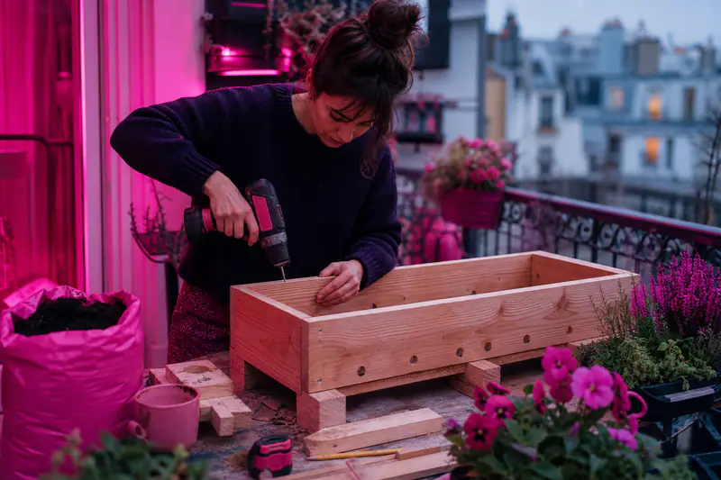 Fabrication d’une jardinière en bois sur un petit balcon en hiver