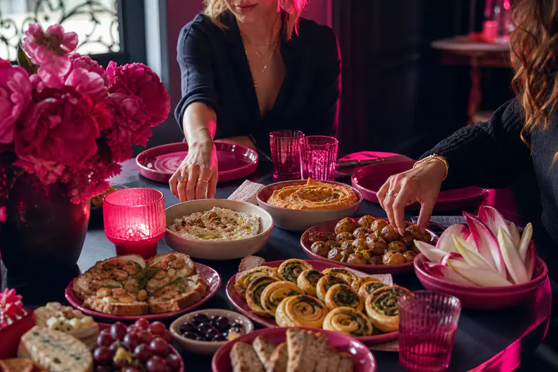 Table d’apéro automnal avec dips, feuilletés, pommes de terre et fromages
