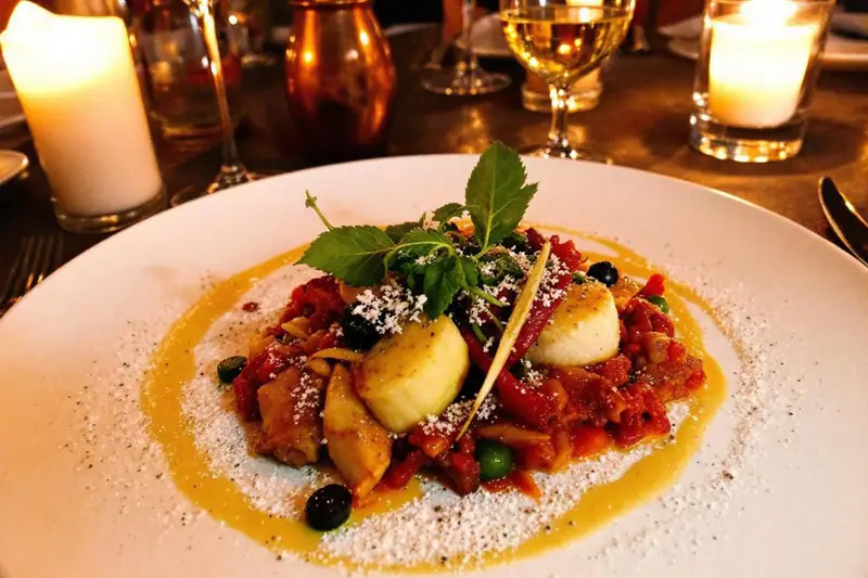 Table printanière pour deux avec Saint-Jacques, polenta crémeuse et fraises.