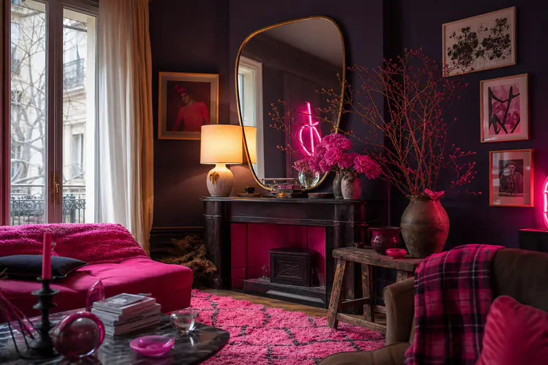Salon chaleureux avec miroir organique, lampe sculpturale et objets déco chinés.