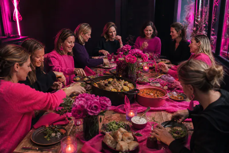 Grande table d’automne avec cocottes, chili et garnitures à partager