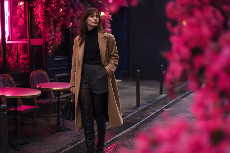 Femme en short en laine, collants opaques et bottes hautes en automne