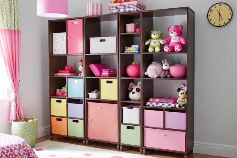Chambre d’enfant organisée avec bacs, étagères basses et rangement sous le lit