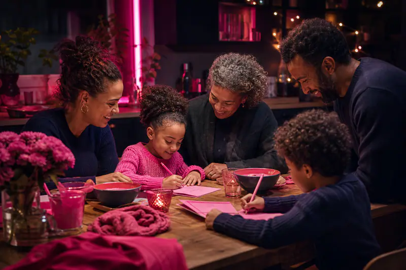 Famille réunie autour d’une table pour créer un rituel d’hiver