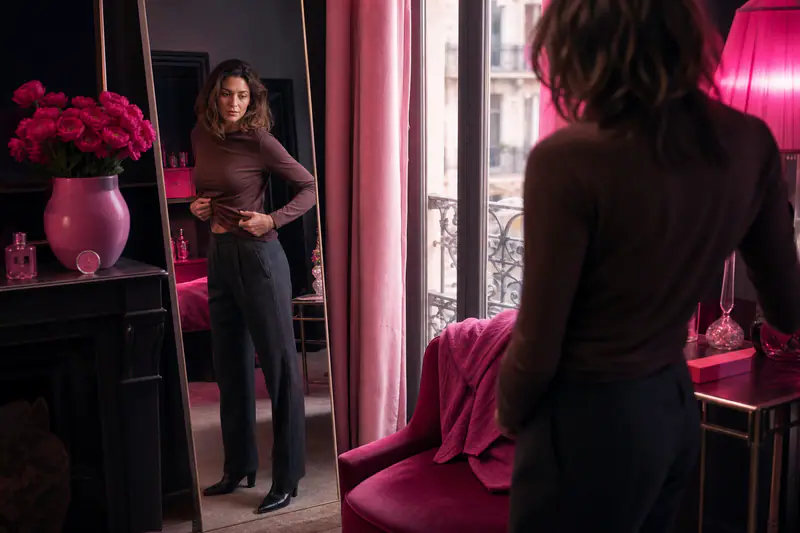 Femme portant un top drapé chocolat avec pantalon droit en laine