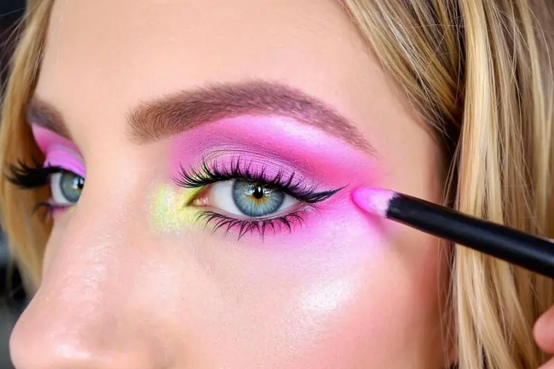 Gros plan d’un maquillage ouvrant le regard sur une paupière tombante
