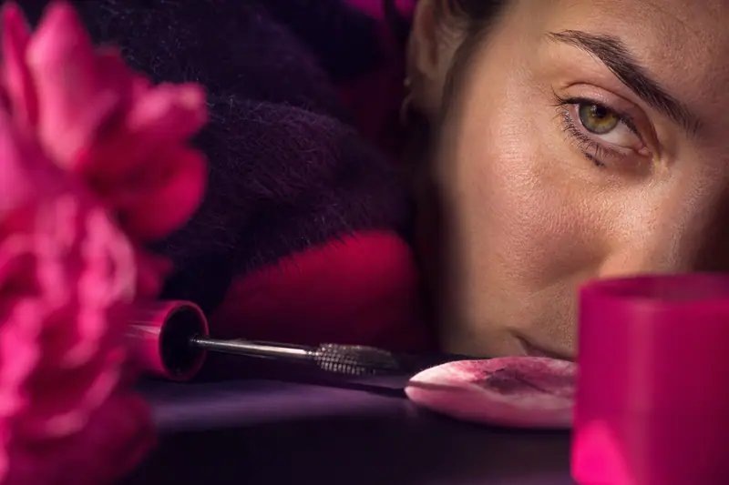 Contour de l’œil avec une légère trace de mascara sous la paupière inférieure