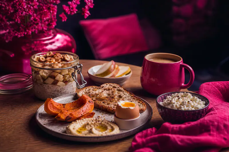 Petit-déjeuner protéiné avec skyr, œuf, tartine, courge rôtie et fruits d’automne.