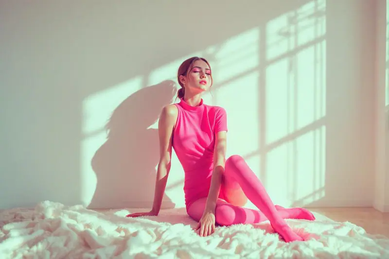 Femme organisant un pique-nique simple dans une cuisine lumineuse et rangée