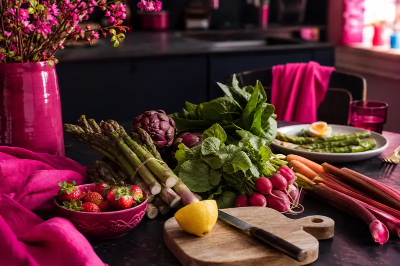 Panier de légumes locaux de printemps et assiette d’asperges aux œufs