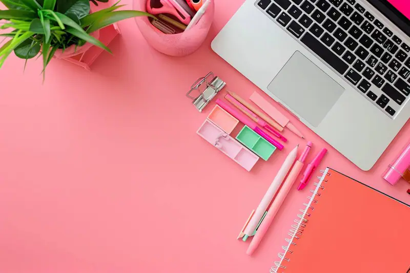 Organisation hebdomadaire avec planner, liste de courses et repas préparés en cuisine