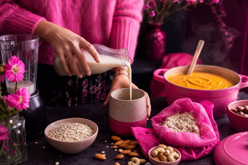 Laits végétaux maison avec avoine, amandes, cajou et bouteille en verre